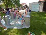 Společné odpoledne rodičů a dětí - natírání popelnic